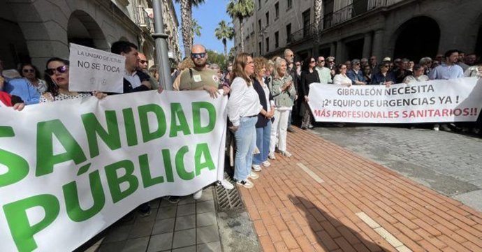 El PSOE de Huelva en la protesta de Marea Blanca