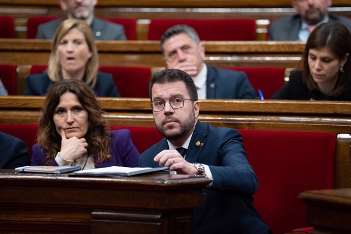 Archivo - Vilagrà amb Aragonès al Parlament