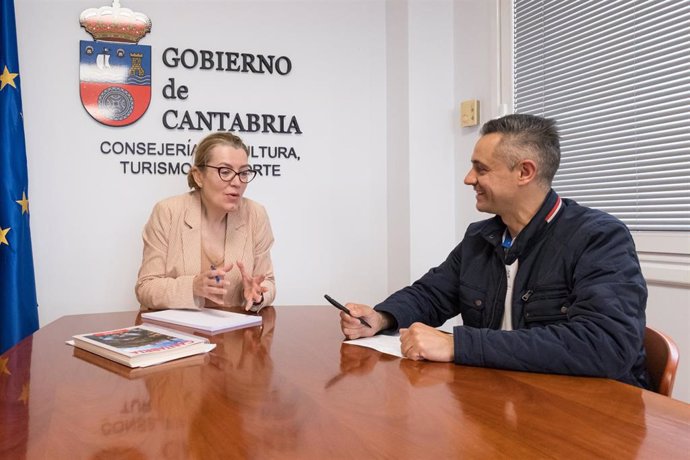 La consejera de Cultura, Turismo y Deporte, Eva Guillermina Fernández, se reune con el alcalde de San Pedro del Romeral, Jesús Mantecón