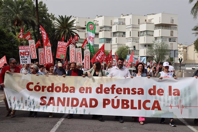 El PSOE de Córdoba en la protesta de Marea Blanca