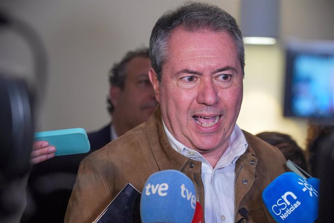 El senador y secretario general del PSOE de Andalucía, Juan Espadas 