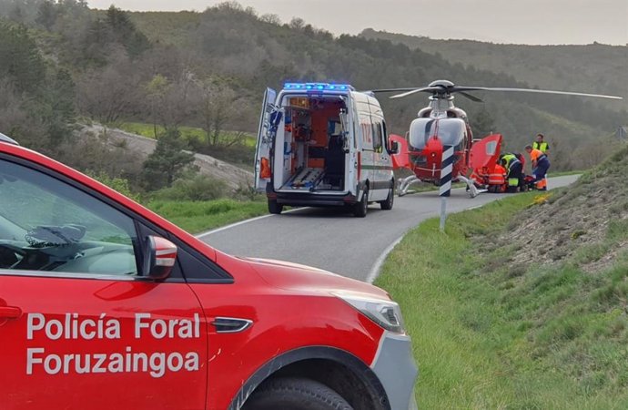 Evacuación en helicóptero del motorista herido en Urraúl Alto.