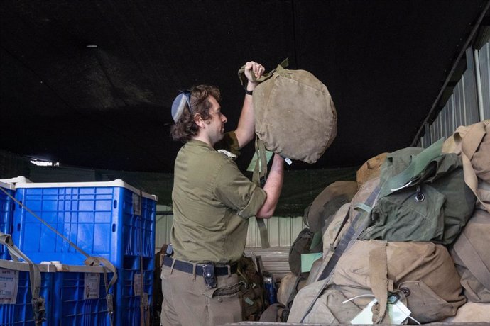 Militar israelí trabaja en la ampliación de los almacenes de bases en el norte de Israel