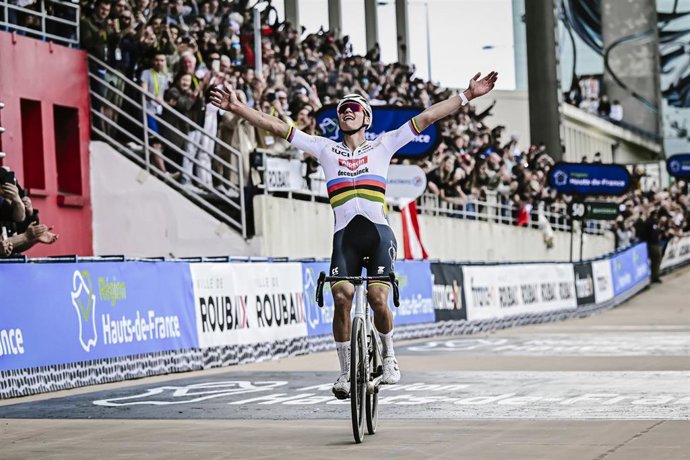 Mathieu van der Poel reina en la París-Roubaix