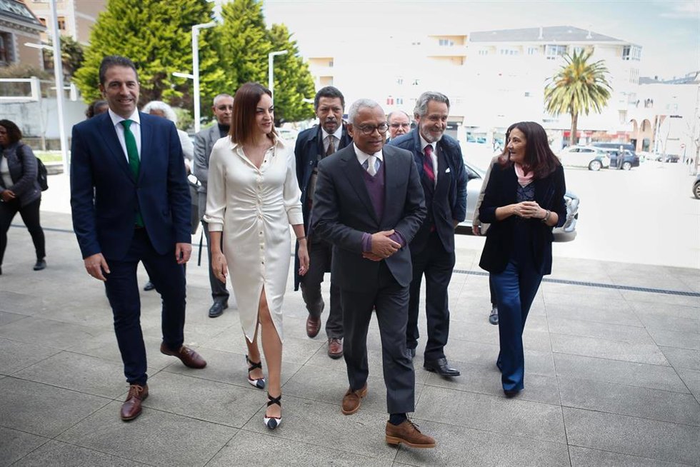 El presidente de la República de Cabo Verde, José María Pereira Neves, y el conselleiro do Mar en funciones, Alfonso Villares, en su visita a Burela (Lugo). 