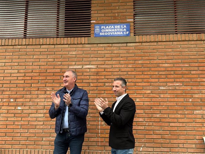 El alcalde de Segovia, José Mazarías, junto con el presidente del Club gimnástico, Agustín Cuenca, en la inauguración de la nueva calle.