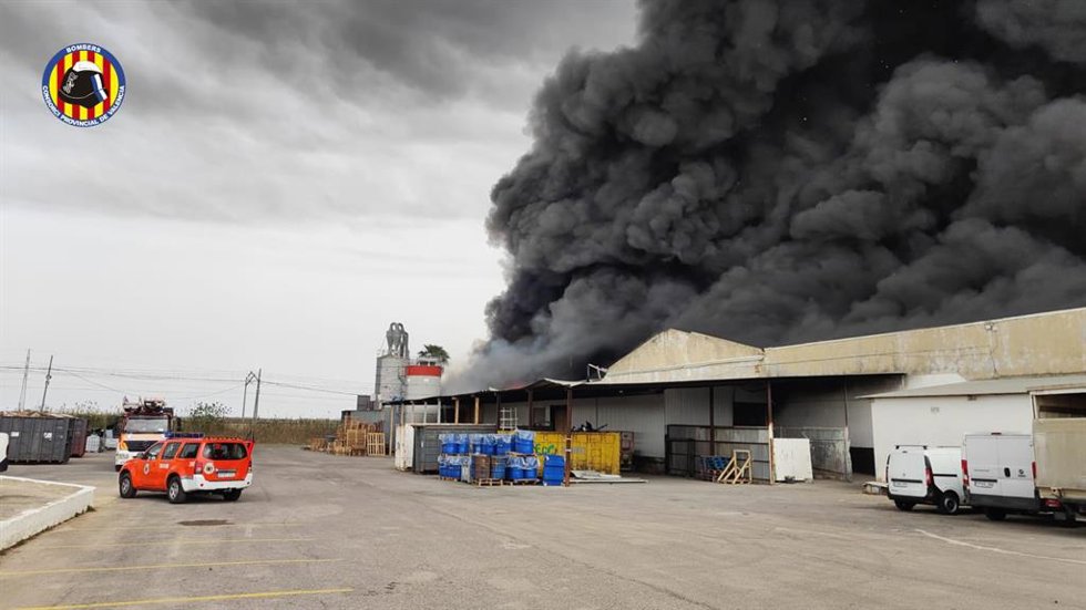 Declarado un incendio en un fábrica de electrodomésticos en Sollana