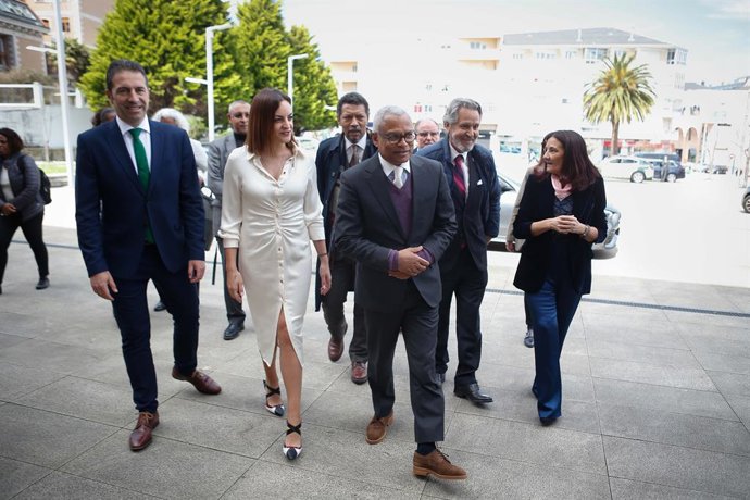El presidente de la República de Cabo Verde, José María Pereira Neves (c), es recibido por la alcaldesa de Burela, Carmela López (2i), durante su visita al municipio, en el Ayuntamiento de Burela, a 7 de abril de 2024, en Burela, Lugo, Galicia (España). J