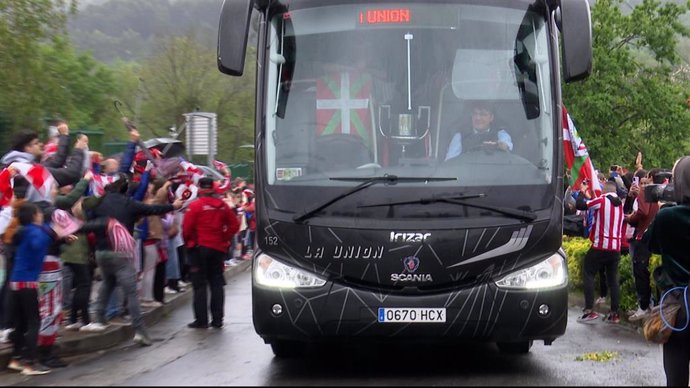 Aficionados del Athletic reciben a la plantilla rojiblanca a su llegada a Bilbao tras la victoria en la final de Copa