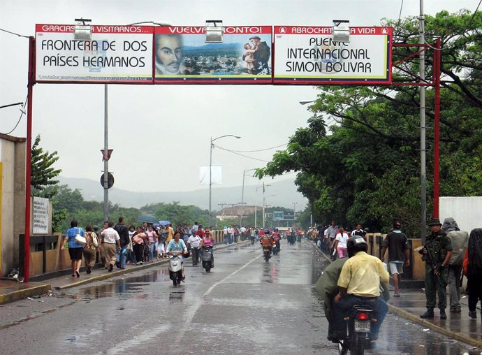 Archivo - March 6, 2008 - The bridge connecting San Antonio, Venezuela, and Colombia is empty of vehicle traffic March 6, 2008, due to a march demanding peace between Venezuela and Colombia. The left side of the sign reads ''Border of Two Brother Countrie