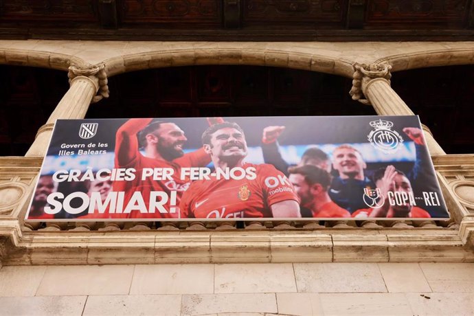 Imagen de apoyo al RCD Mallorca en la fachada del Consolat de Mar, sede del Govern balear.