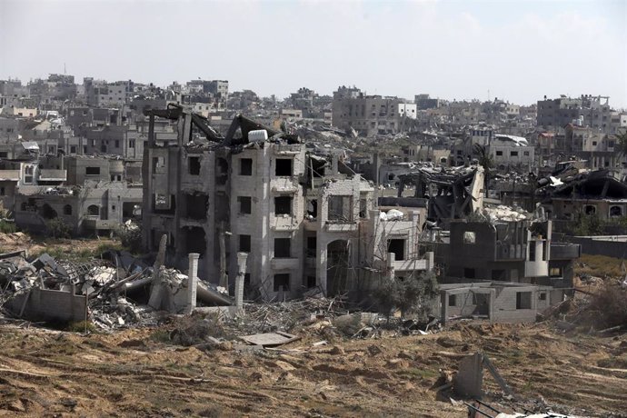 Edificios destruidos por bombardeos israelíes en Jan Yunis, en la Franja de Gaza