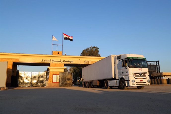 Archivo - Camiones con ayuda humanitaria en el paso de Rafá