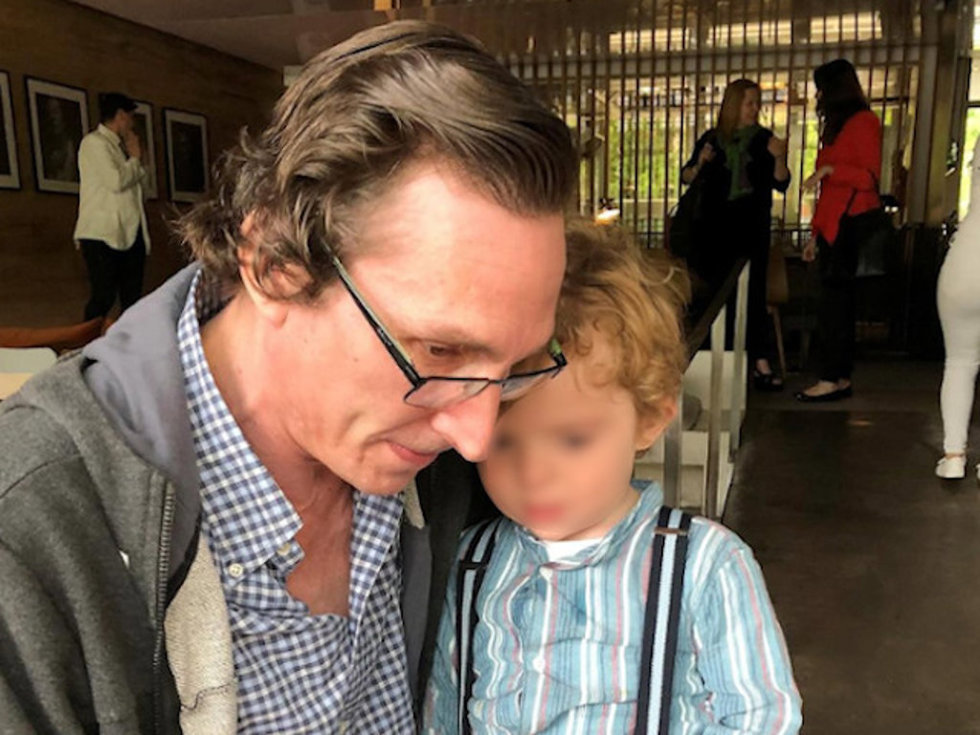 Fernando Gómez-Acebo y su hijo en un restaurante.