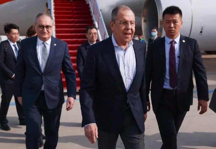 El ministro de Exteriores de Rusia, Serguéi Lavrov, llega a Pekín