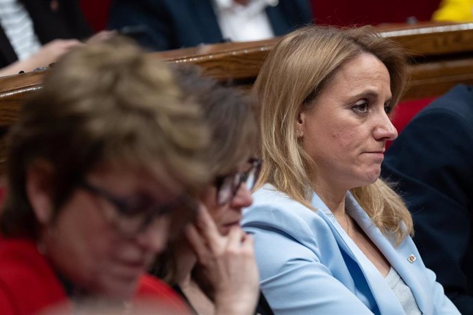 La consellera de Economía y Hacienda de la Generalitat, Natàlia Mas (1d), durante el pleno del debate a la totalidad de Presupuestos 2024 en el Parlament, a 13 de marzo de 2024, en Barcelona, Catalunya (España)