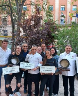 El concejal de Comercio de Cáceres, Jorge Suárez, junto a los premios en la XVII Feria de la Tapa Extregusta