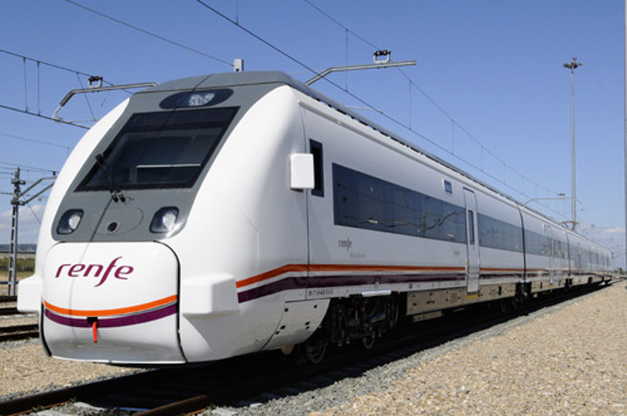 Archivo - Tren media distancia de Renfe.