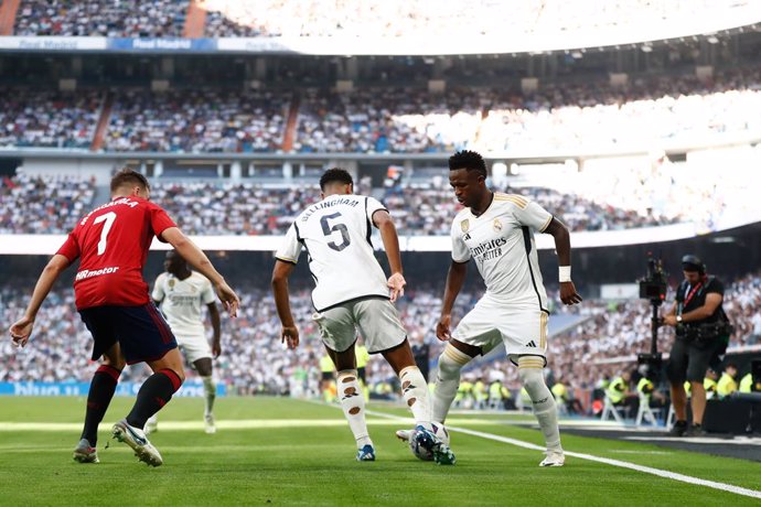 Archivo - Jude Bellingham and Vinicius Junior of Real Madrid in action during the spanish league, La Liga EA Sports, football match played between Real Madrid and CA Osasuna at Santiago Bernabeu stadium on October 7, 2023, in Madrid, Spain.