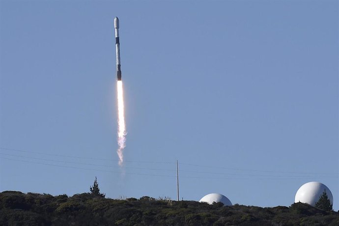 Archivo - Imagen de archivo del cohete Falcon 9 de SpaceX durante el lanzamiento de un satélite surcoreano.