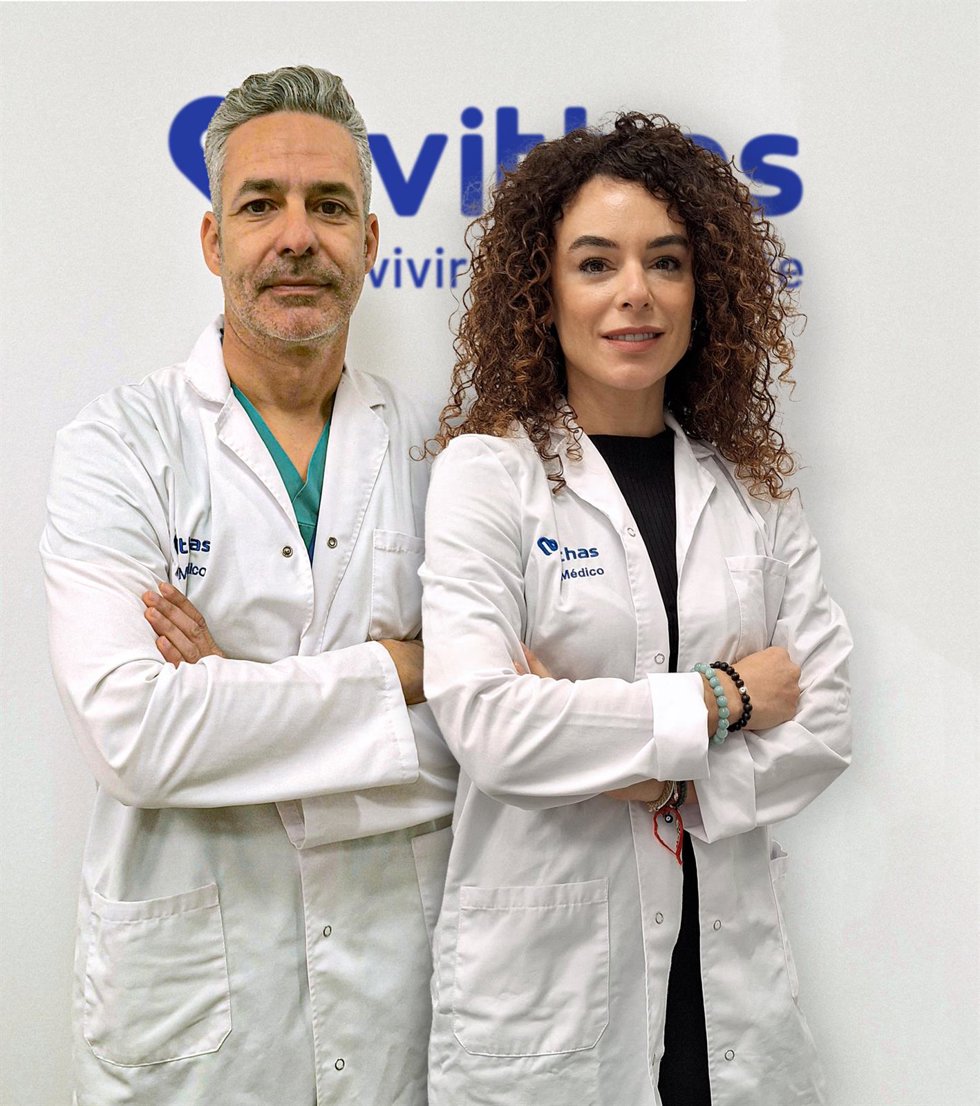 La doctora Cristina Verdejo Gil, médico especialista en Aparato Digestivo del Hospital Vithas Xanit Internacional y el doctor Luis Lobato Bancalero, responsable del Coloproctología del Hospital Vithas Xanit Internacional, en una imagen de archivo
