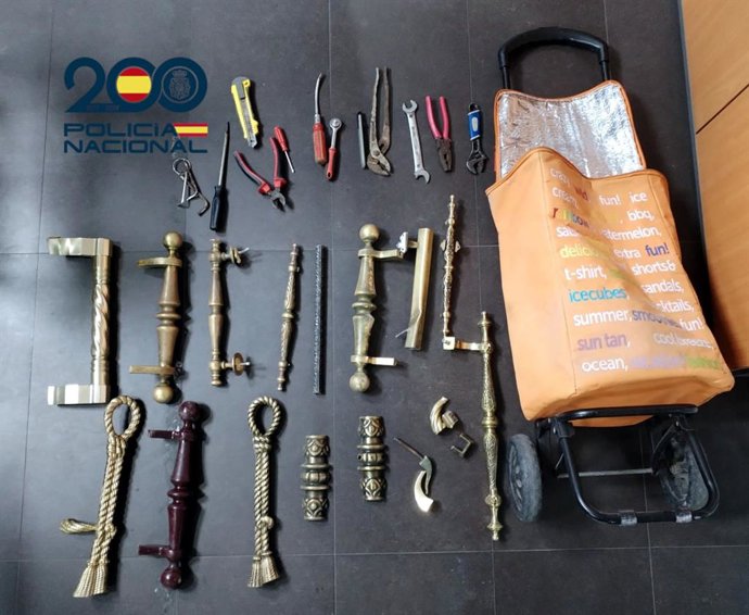 Dos detenidos por robar pomos de puerta y ventanas de comunidades de vecinos para venderlos