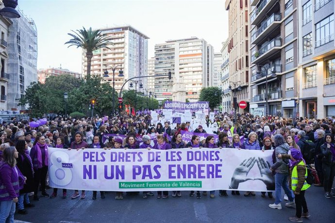 Archivo - Manifestación convocada por el Moviment Feminista de València por el 8M en imagen de archivo
