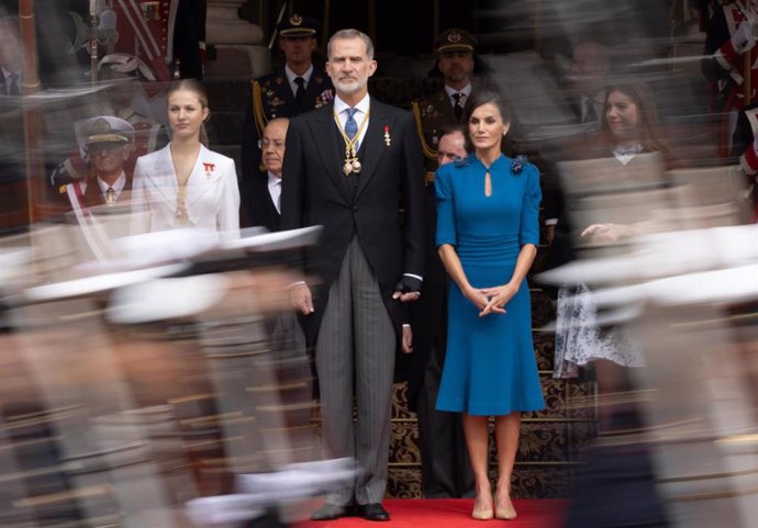 Archivo - (I-D) La princesa Leonor; los Reyes de España Felipe VI y Letizia y la infanta Sofía a su salida tras el acto de jura de la Constitución ante las Cortes Generales, en el Congreso de los Diputados, a 31 de octubre de 2023, en Madrid (España). La 