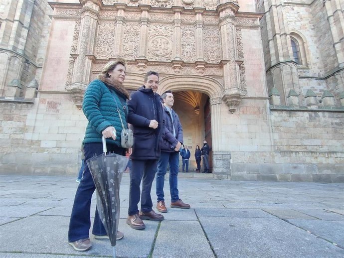 El catedrático y candidato a rector de la USAL Juan Manuel Corchado (c) a las puertas de la institución académica, acompañado por lor profesores Berta Gutiérrez (i) y Federico Bueno de Mata (d)