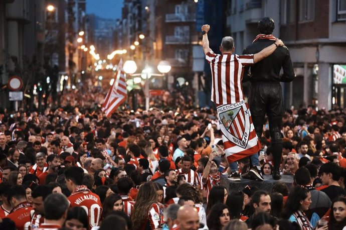 Aficionados del Athletic Club de Bilbao llenan los alrededores del Estadio de San Mamés