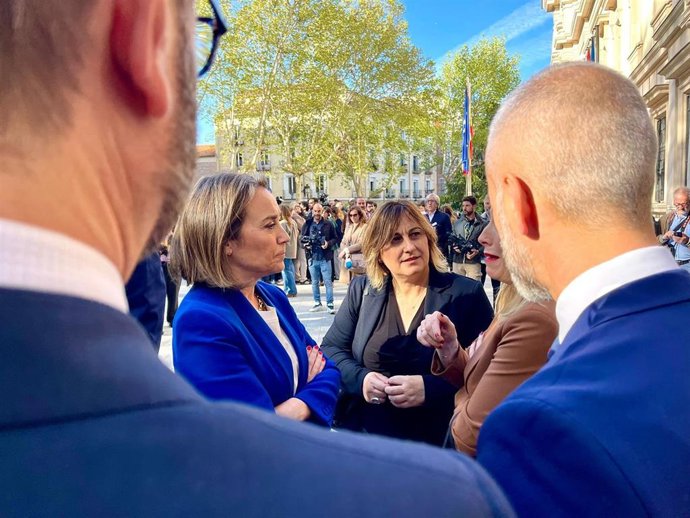 La consellera de Presidencia y Administraciones Públicas, Antònia Maria Estarellas, y la secretaria general del PP, Cuca Gamarra.