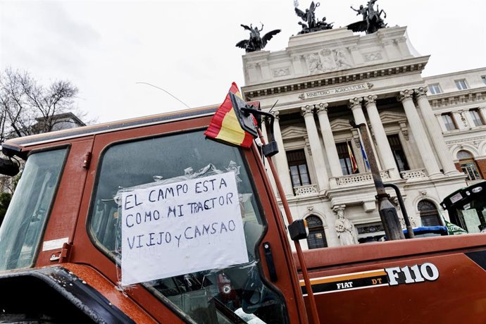 Archivo - Un tractor llega al Ministerio de Agricultura durante una protesta de agricultores y ganaderos 