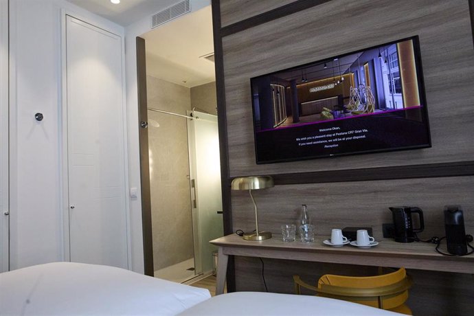 Archivo - Una smart TV en una de las habitaciones del hotel Pestana CR7, en el día de su apertura, en Gran Vía, 29, a 7 de junio de 2021, en Madrid (España). El hotel es el primer establecimiento de la asociación entre el jugador de fútbol Cristiano Ronal