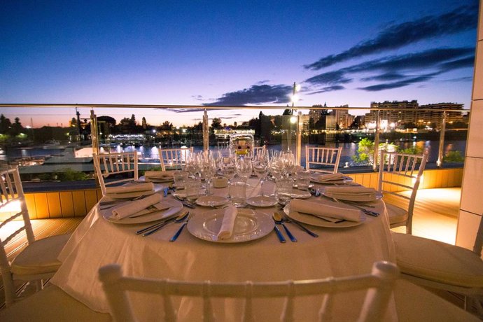 Archivo - El restaurante Muelle 21, a diez minutos de la Feria de Abril, ofrece dos menús especiales para estos días