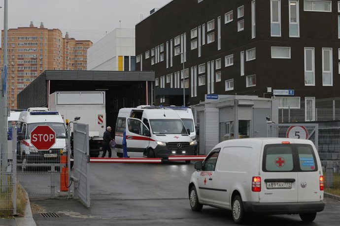 Archivo - Ambulancias en un hospital en Kommunarka, Moscú (archivo)