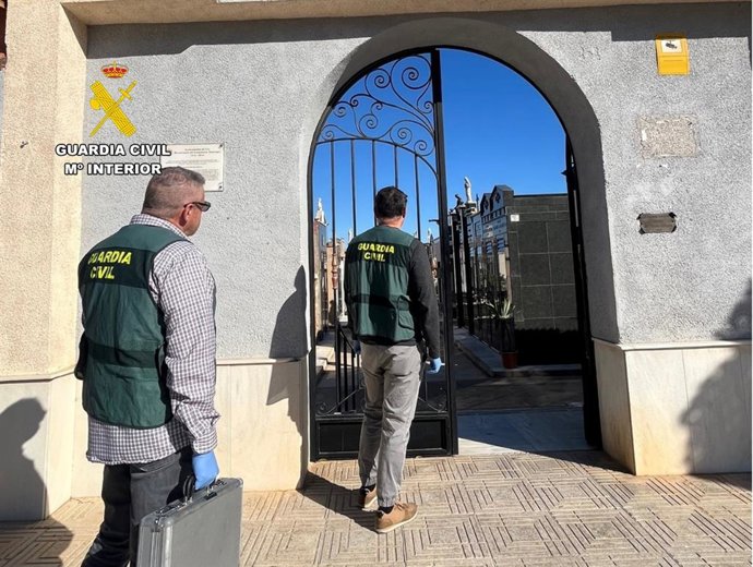 Detenido por el robo de una decena de tiradores de varios panteones del cementerio de Cox