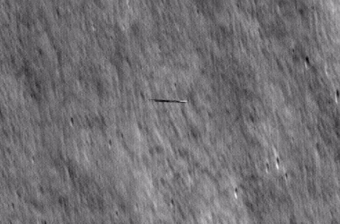 En la primera oportunidad de tomar imágenes, el LRO se orientó hacia abajo 43 grados desde su posición típica de mirar hacia abajo a la superficie lunar para capturar a Danuri (rayado en el medio) desde 5 kilómetros, por encima de ella.
