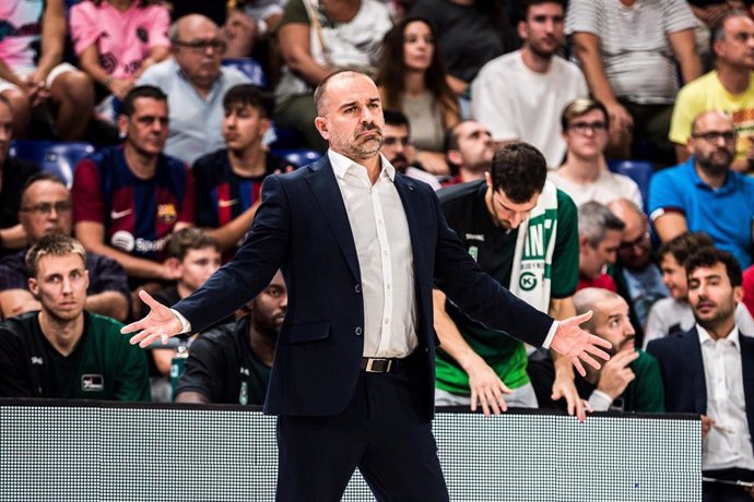Archivo - Carles Duran, Head coach of Joventut Badalona gestures during the ACB Liga Endesa, match played between FC Barcelona and Joventut Badalona at Palau Blaugrana on September 24, 2023 in Barcelona, Spain.