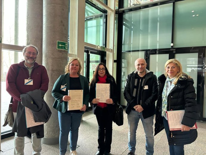 Archivo - Miembros de la Plataforma por la Climatización y Adecuación de Centros Públicos en la Comunidad de Madrid durante el registro en la Asamblea de su ILP.