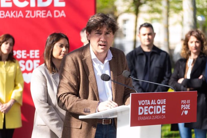 El candidato del PSE a lehendakari, Eneko Andueza, en un acto en Vitoria