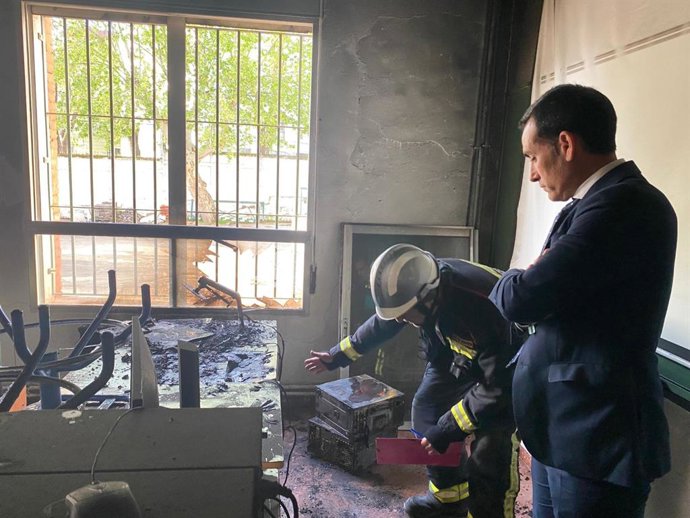 El delegado de Desarrollo Educativo, Francisco José Solano, junto a un bombero en el aula afectada.