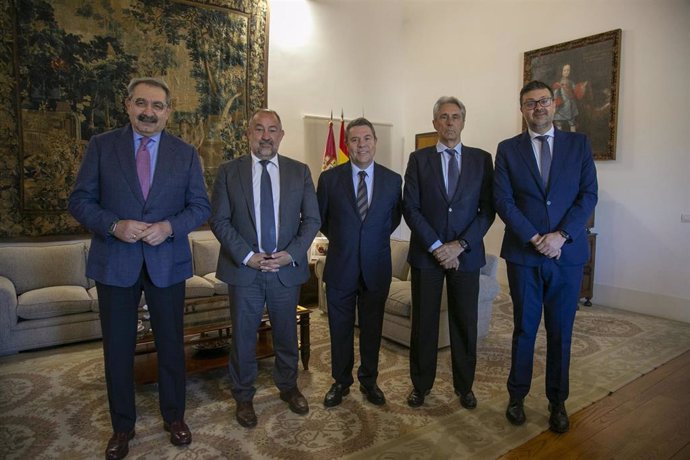 El presidente de Castilla-La Mancha, Emiliano García-Page, ha firmado, en el Palacio de Fuensalida, dos convenios de colaboración con las universidades de Castilla-La Mancha y de Alcalá para la realización de prácticas de estudiantes en centros del SESCAM