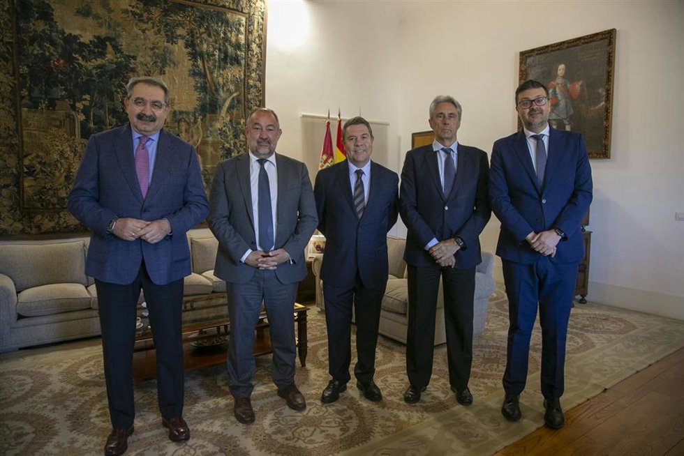 El presidente de Castilla-La Mancha, Emiliano García-Page, ha firmado, en el Palacio de Fuensalida, dos convenios de colaboración con las universidades de Castilla-La Mancha y de Alcalá para la realización de prácticas de estudiantes en centros del SESC