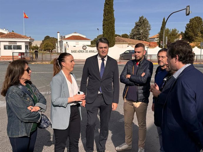 El diputado nacional del Partido Popular de Granada Carlos Rojas, acompañado de diputados nacionales y miembros de la formación, en la puerta de la Base Aérea.