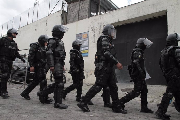 Archivo - Agentes de la Policía ecuatoriana.