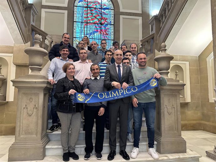 El alcalde de León junto con directivos, técnicos e integrantes del Olímpico Asprona de León.