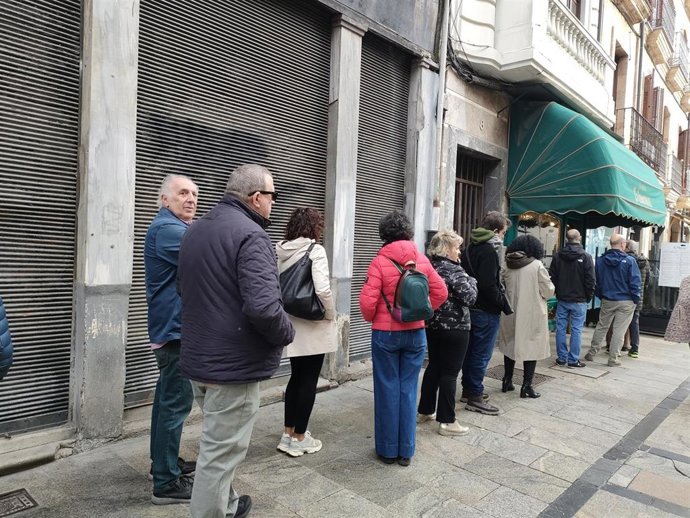 Cola a las puertas de una pastelería de Salamanca para la compra de hornazos en el Lunes de Aguas