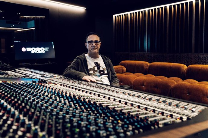 El presidente de Sony Music España y Portugal, José María Barbat, posa en el nuevo estudio de grabación de la compañía, '5020 STUDIO' en Madrid.
