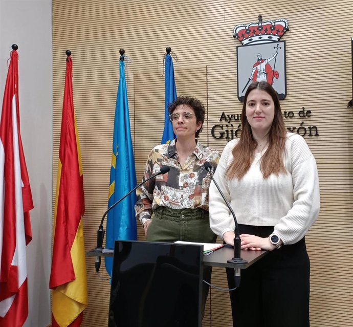 La portavoz de Podemos y la edil de IU - Más País - IAS en el Ayuntamiento de Gijón, Olaya Suárez (dcha) y Noelia Ordieres, respectivamente, en rueda de prensa en el Consistorio gijonés.