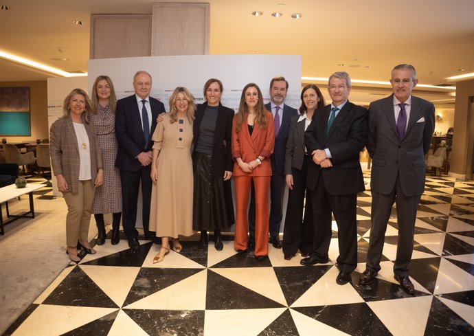 Foto de familia, la vicepresidenta segunda y ministra de Trabajo, Yolanda Díaz (4i); la ministra de Sanidad, Mónica García; la directora de Desarrollo de Negocio de Europa Press, Candelas Martín de Cabiedes  y el presidente de Europa Press, 